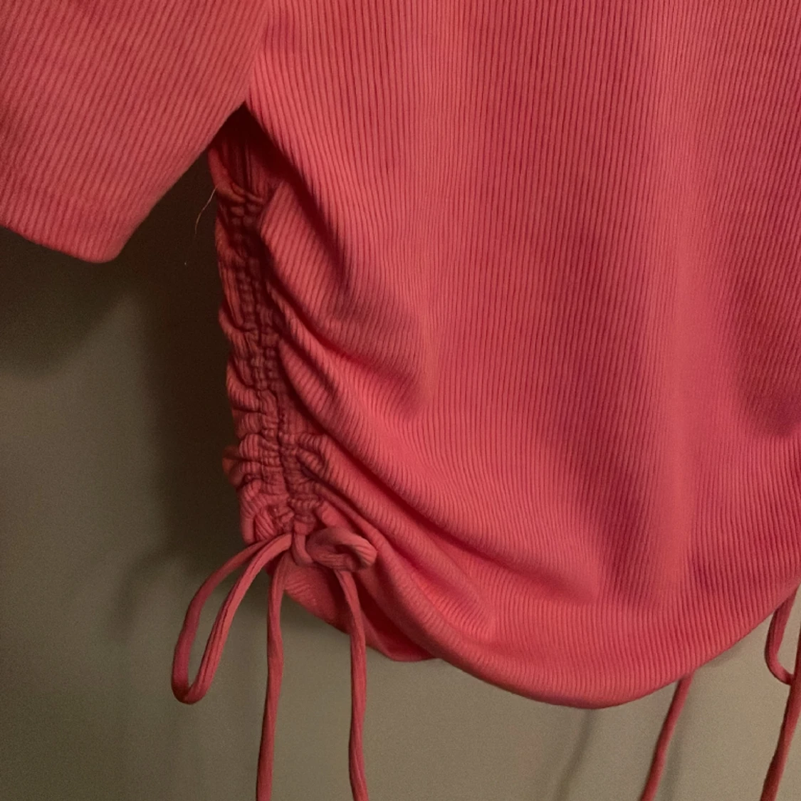 Rosa croppad t-shirt från Zara med snörning på sidorna. Storlek S. - 90