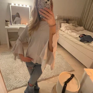 (intressekoll) jätte fin tröja - Säljer denna jätte fina tröja som jag fick av min mamma❤️Den är aldrig använd och är i topp skick. Väldigt fin ljus begie färg och passar till allt❤️