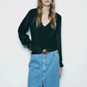 blus zara - Säljer denna helt nya superfina blus från Zara då den ej passade!💓 helt oanvänd 