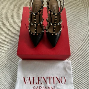 Valentino klackar  - Jag har använt den en gång. Ser nästan helt nytt ut. Du får med påsen, dust bag o box. 