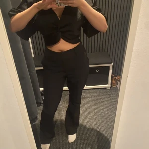 Svarta kostymbyxor  - !!!!TRYCK INTE PÅ KÖP NU!!! Frakt:63kr, betalning sker via swich❣️ svarta skitsnygga kostymbyxor från bikbok.