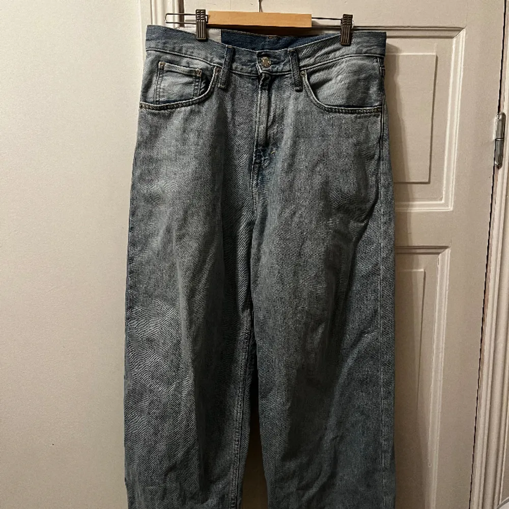 Baggy jeans från H&M. 30/30 i storlek. Sitter riktigt bra. Jeans & Byxor.