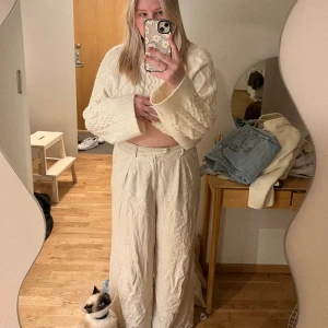 Linnebyxor - Säljer mina älskade linnebyxor från Ginatricot, de är som ett par kostymbyxor. Så så sköna, använt skick men extremt fina fortfarande!! 🩷