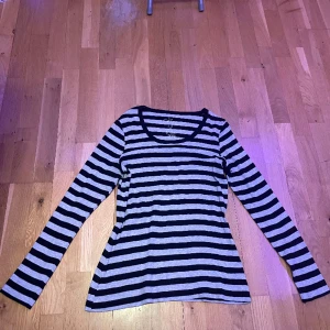 Stripead grå/svart tröja - Sitter jätte bra den är bara lite för stor för mig x