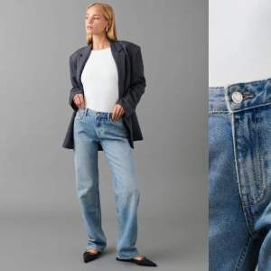 Säljer dessa super snygga low straight jeans från gina utan deffekter eller liknande då de bara är andvända ca 2 gånger, orginal pris är 499kr💓Säljer ett par likadana i mörkblå. Midjemått: 66cm (runt om) ca 39cm (tvärs över) Innerbenslängd: ca 79cm