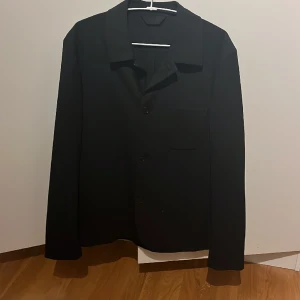 J.Lindeberg overshirt - Säljer J.lindeberg overshirt strl 48~M, säljer för att ja aldrig använder den. Kan gå ner i pris