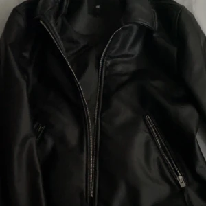 Läderjacka nyskick - Säljer min läderjacka som är använd ca 3 gånger så inte sliten ser som ny ut. Tryck ej på köp nu kontakta mig först!! Nypris 500kr. Säljer då de inte är min stil längre. ❤️