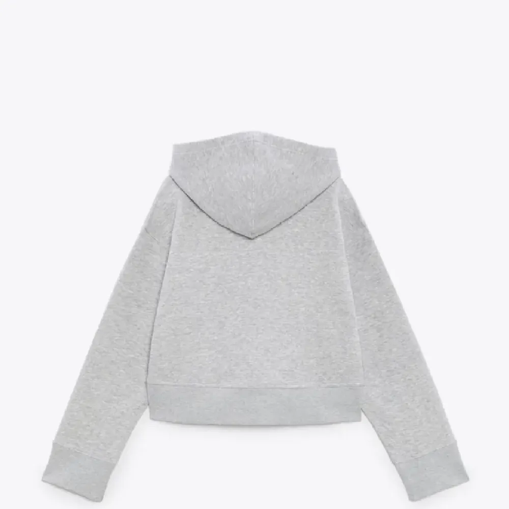 Säljer denna fina hoodie från zara, hör av er om ni vill ha egna bilder💗. Hoodies.