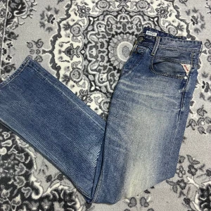 Replay jeans - Säljer mina replay jeans i storlek w30 l32. Den har inga defekter, den är sparsamt använd.  Passar bra till alla årstider. Skriv ifall ni har några frågor så är det bara att dma. Först till kvarn😊 