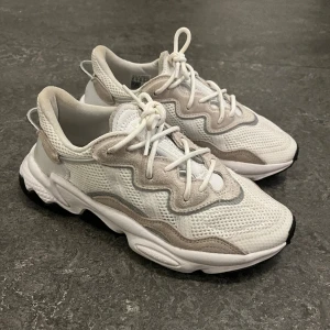 Adidas skor - Säljer mina Adidas Ozweego skor i strl 38, använda några fåtal gånger men säljer de pga att de blivit för små. De är köpta för 1099kr och säljer de för 450kr
