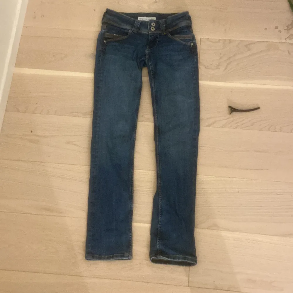 Jättefina jeans, köpta på plick . Dom är lite för stora för mig men annars jättefina💕. Jeans & Byxor.