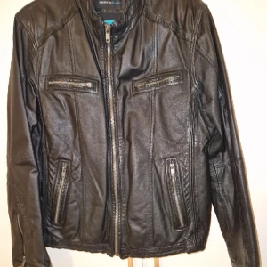 Skin jacka herr  - I bra skick och det är storlek L/M  Kan mötas upp och  Kan gå ner i snabb äfär