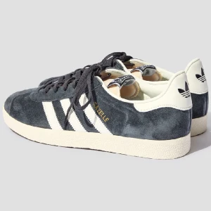 Adidas Gazelle - Säljer dessa Adidas Gazelle Gy7340 i färgen Carbon/Off white. Skorna är i storlek 38 2/3 och är aldrig använda med lappar kvar. Ord pris, 1200kr kvitto finns