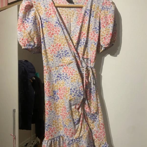 Klänning Gina  - Säljer min söta klänning från Gina då den bara användes en gång pga den är för tajt💕 är i strl xs klotet för 500 är som ny fortfarande 💕💕