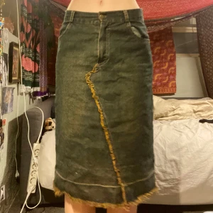 Fet jeans kjol - Vintage köpt på humana för 300 aldrig använd. Skitcool för det ser nästan ut som den har rostat, verkligen speciell