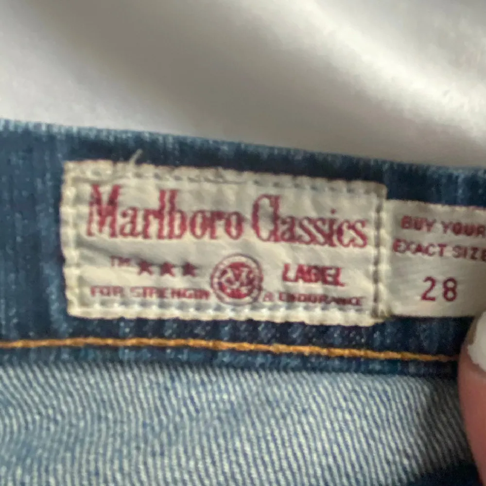 Säljer dessa jättefina jeans från Marlboro classics med detaljer på bakfickorna. Storlek 28 och passar mig som är XS/S, däremot är dem för korta på mig för min smak . Jeans & Byxor.
