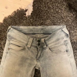 Lågmidjade jeans  - Snygga jeans från Pepe jeans London, kommer inte till användning längre. Skriv gärna innan ni köper!! 