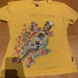 ed hardy tröja - så snygg ed hardy tröja, alla rhinestones sitter kvar och är i perfekt skick. storlek M