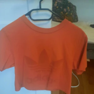 Orange adiads t shirt - Aldrig använt den.