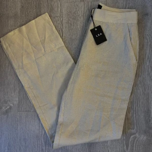 LXA Linnebyxor - ”Linen obsession pants beige” linnebyxor från LXA. Stl S. Helt oanvända därav lappen kvar 🌸  var inte riktigt min stil därför säljer jag dem! Nypris 990kr. Fraktavgift tillkommer! 