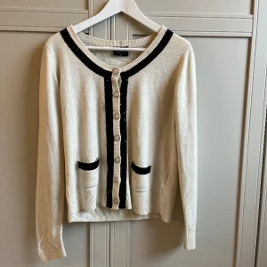 Kofta - En så fin beige kofta med svarat paljetter och små fickor i fram. Den är från märket soaked in luxury. Skulle säga att dne passar s-m❤️