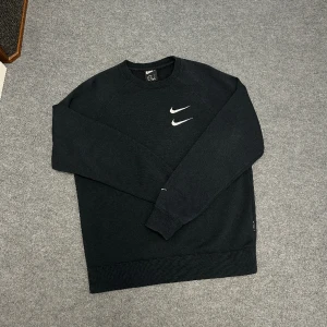 nike sweatshirt - svart nike sweatshirt i jättefint skick, storlek medium