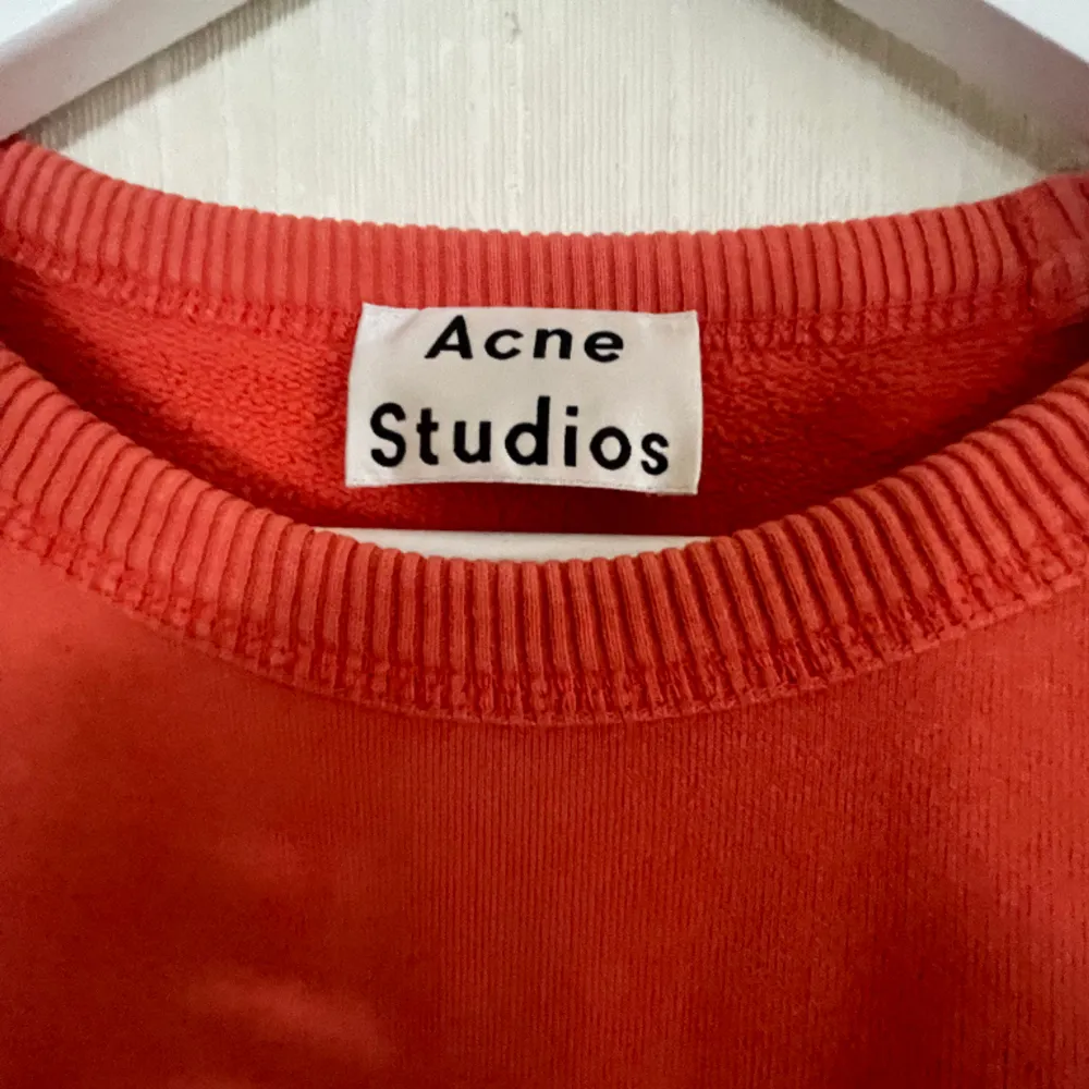 Röd/orange collage-tröja från Acne Studios. Nypris cirka 2000. Använd men i bra skick.. Tröjor & Koftor.