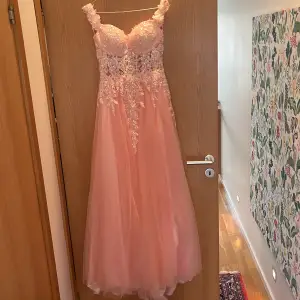 Säljer denna prinsess liknande rosa balklänning för 2700 kr. Nypris är 5400 kr och den är endast använd en gång + kemtvättad. Väldigt unik och i bra skick. Passar mig som är ca 170 cm och har vanligt vis strl S. Dm för fler bilder eller frågor💕💕💕