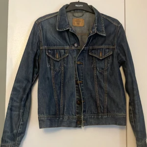 Jeansjacka  - Snygg jeansjacka från Rocky. Några år på nacken men fint skick. Passar m-l.
