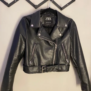 Skinnjacka zara - Jätte fint skick, nypris 600kr kommer inte till användning längre 