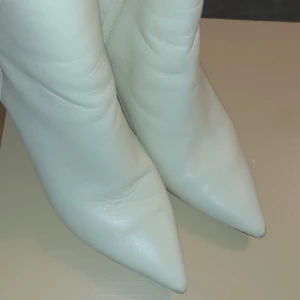 Vita högklackar - Ett par av jätte fina off white högklackar