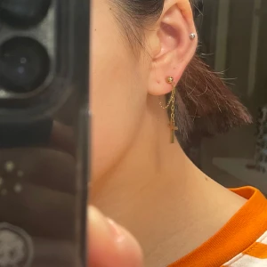 Chain Criss Gold Earrings - Köpta på en resa i Kroatien, lite små repor men knappt synligt använd två gånger. As balla som blandar både kedja med Kross. (Älskar men bär nästan bara Silver) Tvättas noga och skonsamt innan Frågor? Kom DM! 