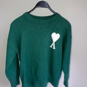 Ami paris sweatshirt  - En riktigt fet ami paris sweatshirt som är perfekt nu till hösten. En grön höstig färg och den är stickad och varm. Äkta Storlek: s Pris kan diskuteras Skriv om några frågor👌🏼