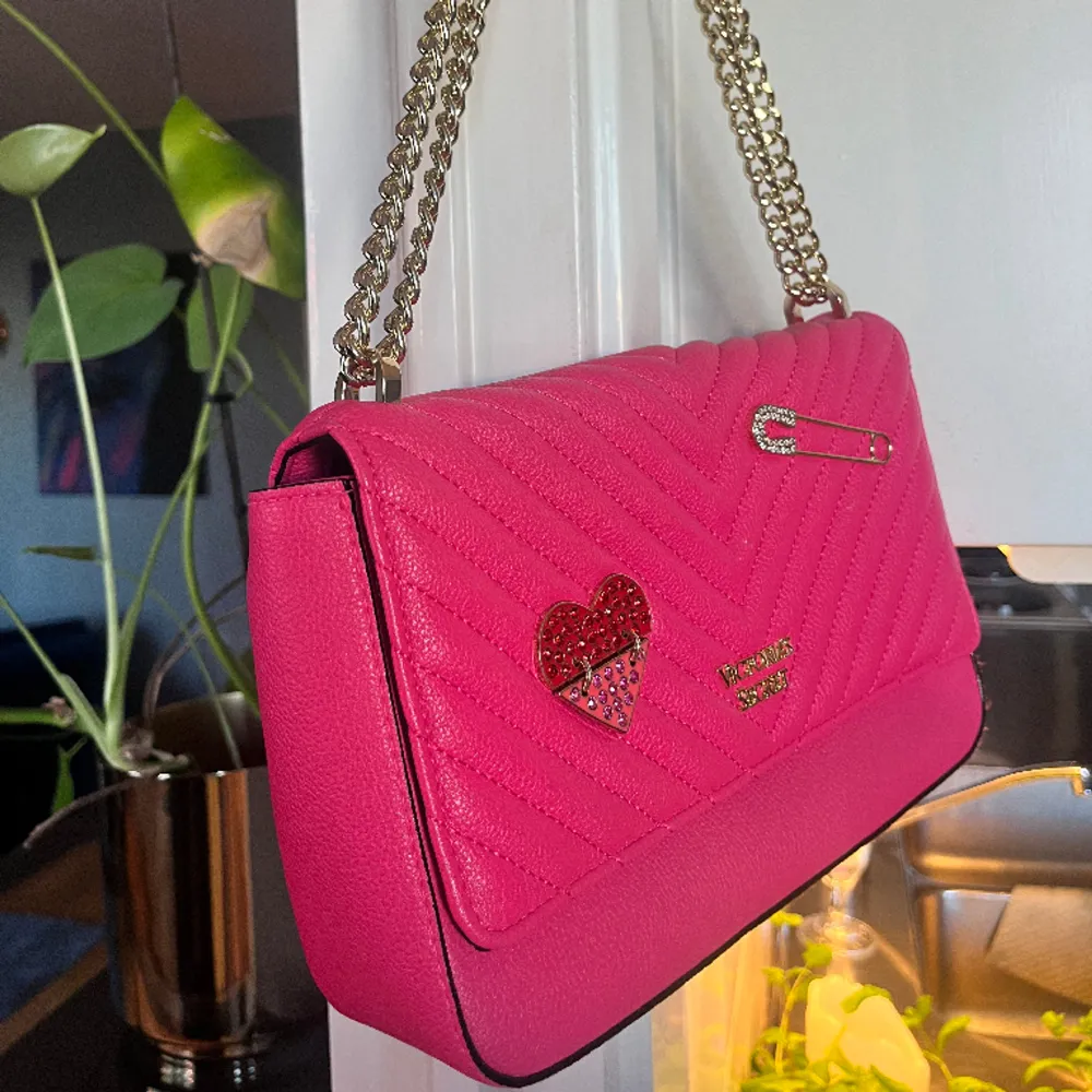 Väska från Victoria secret i en jättefin rosa färg.  Nyskick, säljer pga inte kommer till användning . Väskor.