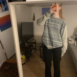 Vintage tröja  - Säljer nu min långärmade tröja jag köpt på second hand. Står storlek xl men skulle säga m. Säljer för 50kr 