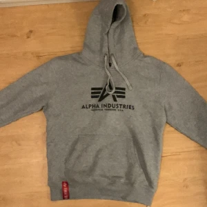 Alpha Industries Hoodie - Den klassiska tröjan från Alpha Industries. Priset går att förhandlas om vid snabb affär osv…