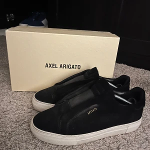 Arigatos  - Svarta Axel arigato skor i bra skick, box ingår vid köp 