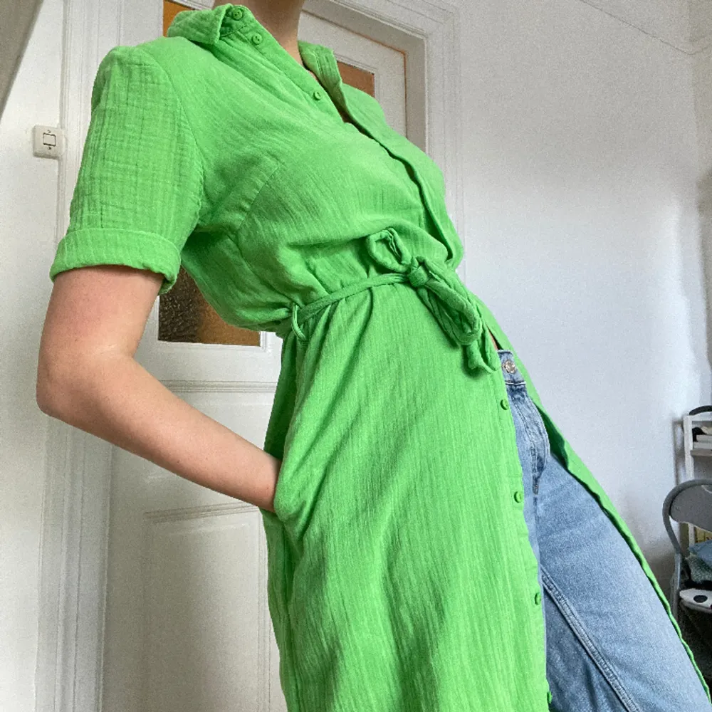Supermjuk grön skjortklänning med fickor (!!!) som passar storlek M 😇Materialet påminner om lin, men är av bomull. Perfekt för layering!. Klänningar.