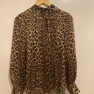 Blus  - Storlek: M, snöret som går runt sista knappen är sönder men går säkert att sy ihop igen!