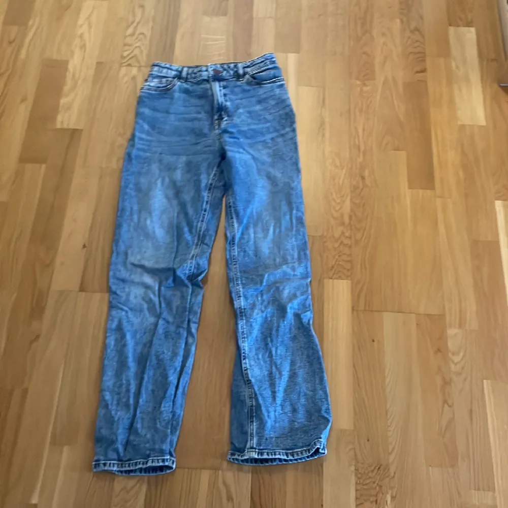  säljer mina blåa jeans från Lindex i strl 152/11-12 år. modellen på jeansen heter Vanja. De är i bra skick säljer eftersom de är för små🩵säljer för 70kr plus frakt. Skriv innan ni köper. Jeans & Byxor.