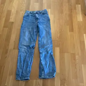  säljer mina blåa jeans från Lindex i strl 152/11-12 år. modellen på jeansen heter Vanja. De är i bra skick säljer eftersom de är för små🩵säljer för 70kr plus frakt. Skriv innan ni köper