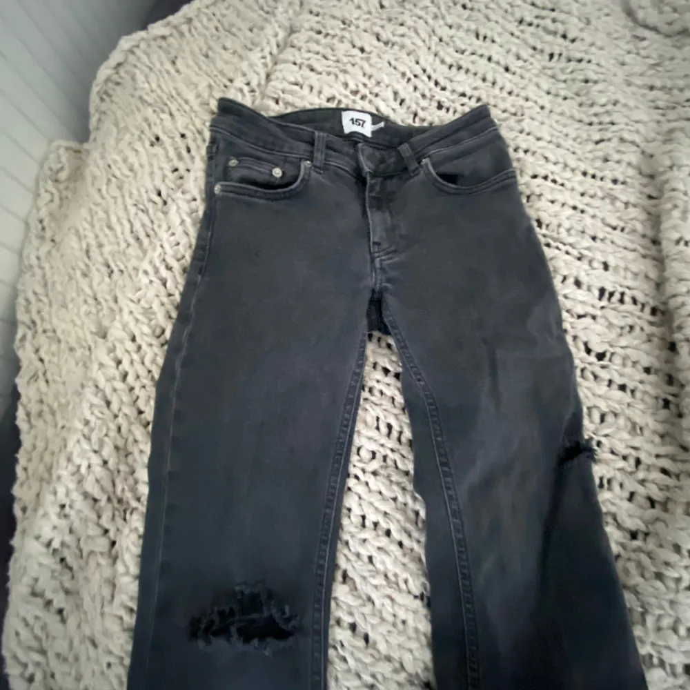 Jag säljer ett low waist bootcut jeans. Sälgs pågrund av att det var för korta. . Jeans & Byxor.