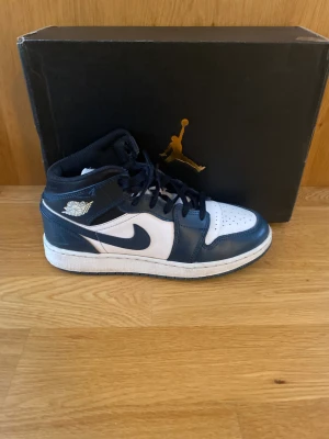 Jordan 1 mid marine blue - Snygga och äkta jordans som är köpta i USA. Rätt så bra skick. Säljer då de är för små. Pris kan diskuteras.