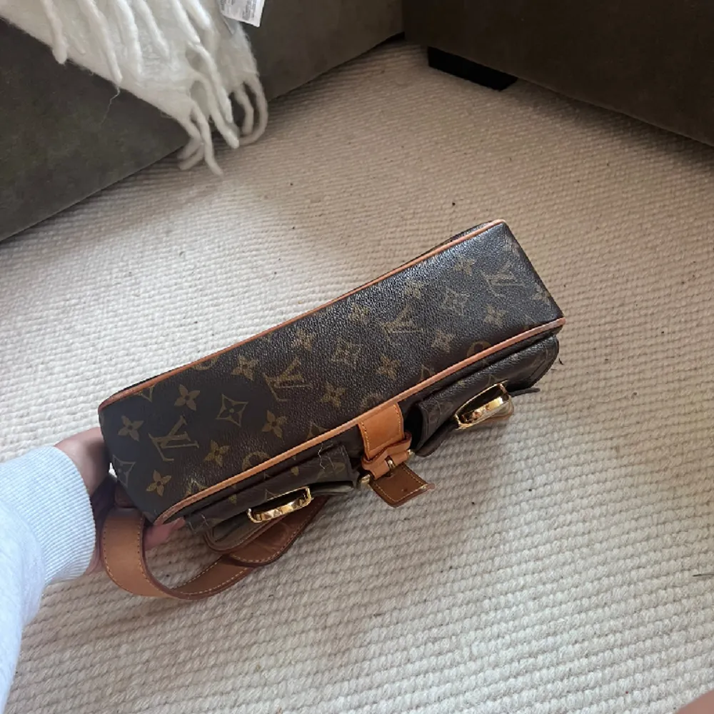 Jag säljer min älskade ”Hudson cloth handbag”. Den är vintage och köpt på Vestiaire för 14.000kr. Köpte den för ca 3 år sedan, men har inte använt den på 2 år då den bara står och dammar. Den är i bra skick! Skickar gärna fler bilder ❤️ . Väskor.