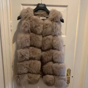 Pälsväst - Helt ny pälsväst aldrig använd Utav högsta kvaliten 