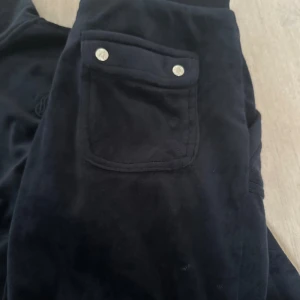 💙Juicy couture komplett mjukisdress💙 - Storlek 9/10, jättebra skick , inga missfärgningar eller fläckar!!