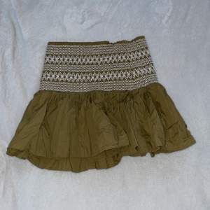 En jätte snygg kjol som är i nyskick. Har inga defekter och kommer tyvär inte till användning.