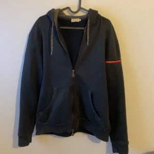 Moncler tröja - Säljer min moncler tröja då jag tröttnat på den, de finns inga hål, skick 7,5/10 Hör av er vid frågor.