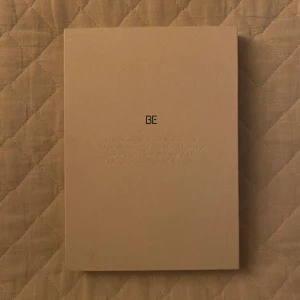 BTS BE (essential edition) - Photo book, 8 photo cards, CD och poster. Köpt för 350kr.