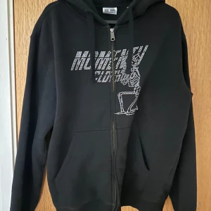 Rhinestone zip hoddie - Riktig fet rhinestone zip hoddie i storlek M, skick 8/10. Skriv för mer frågor eller bilder kan också gå ner i pris vid snabb affär.🙌🏼 passar dig som är ca 177-183cm